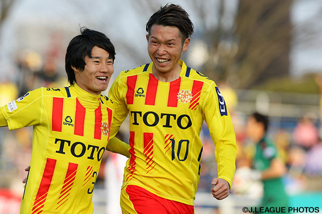 豪快なシュートで先制点を挙げた小手川 宏基（北九州 #10）【明治安田Ｊ２ 第4節 北九州vs熊本】