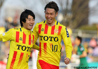 豪快なシュートで先制点を挙げた小手川 宏基（北九州 #10）【明治安田Ｊ２ 第4節 北九州vs熊本】