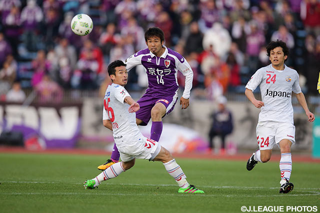 こう着状態を打開すべく、62分にピッチへ送り出された山瀬 功治（京都）【明治安田Ｊ２ 第4節 京都vs長崎】