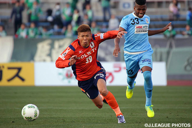 ドリブルで突破する内田 健太（愛媛）【明治安田Ｊ２ 第4節 愛媛vs岐阜】
