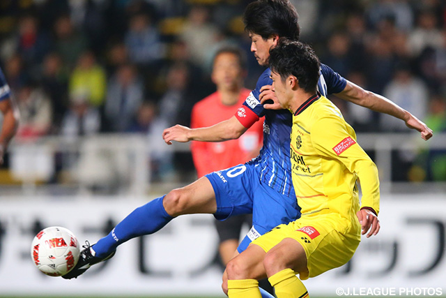 混戦から右足で先制ゴールを決めた城後 寿（福岡）【ＹＮＣ GS 第1節 福岡vs柏】