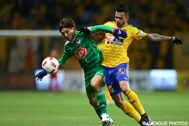 ハモン ロペス（仙台）を厳しくマークする大野 和成（新潟）【ＹＮＣ GS 第1節 仙台vs新潟】