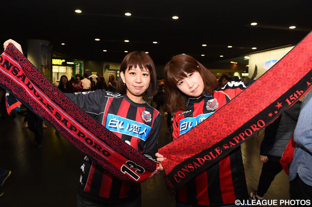 タオルマフラーを手に2人仲良くスタジアム観戦【明治安田Ｊ２ 第5節 札幌vs京都】