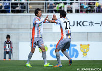 相手GKをかわして逆転ゴールを奪った岸田 和人（山口）【明治安田Ｊ２ 第5節 松本vs山口】