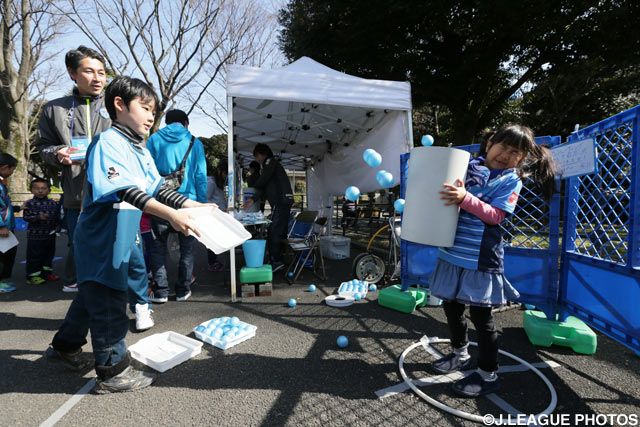 イベントを満喫するちびっこサポーター【明治安田Ｊ２ 第5節 横浜FCvs愛媛】