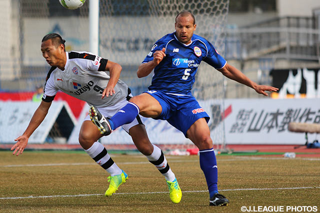 CKからバー直撃の惜しいヘディングシュートを放ったアルセウ（山形）【明治安田Ｊ２ 第5節 山形vs清水】