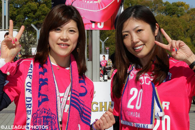 セレ女の2人が笑顔でピースサイン【明治安田Ｊ２ 第5節 Ｃ大阪vs金沢】