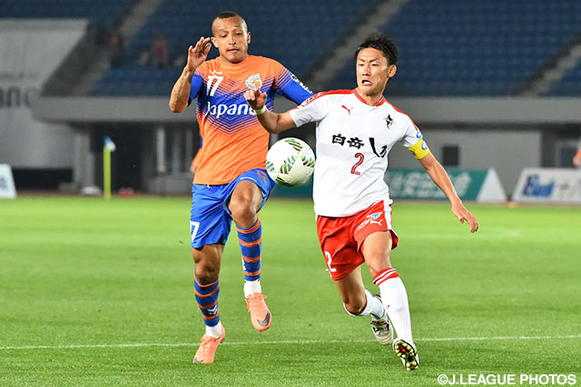 後半から出場したロドリゴ（長崎）を無得点に抑えた黒木 晃平（熊本）【明治安田Ｊ２ 第5節 長崎vs熊本】