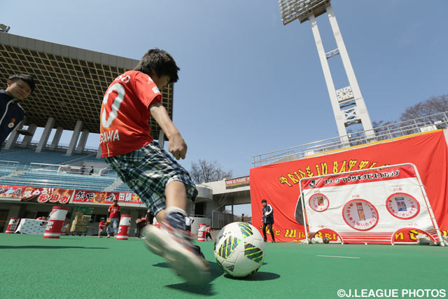 名古屋サポーターの少年がキックターゲットに挑戦!【ＹＮＣ GS 第2節 名古屋vs湘南】
