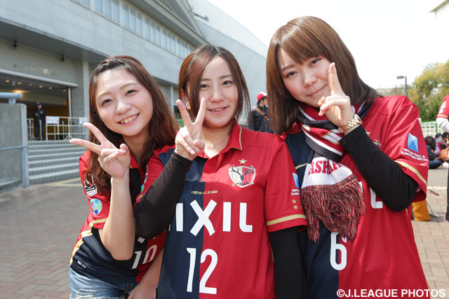 連覇を狙う鹿島の女子サポーターは笑顔もポーズもバッチリ!【ＹＮＣ GS 第2節 神戸vs鹿島】