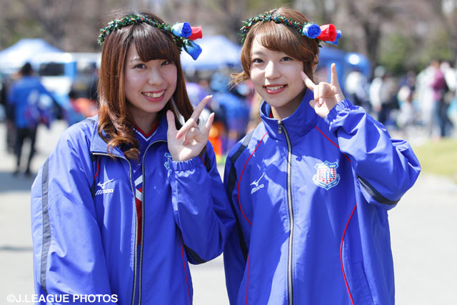 春のスタジアムに笑顔を添える甲府の女子サポーター【ＹＮＣ GS 第2節 甲府vs大宮】