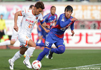 ドリブルで森 晃太（甲府）をかわそうとする家長 昭博（大宮）【ＹＮＣ GS 第2節 甲府vs大宮】