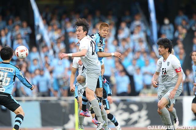 空中戦を展開するキム ヒョヌン（福岡）と森本 貴幸（川崎Ｆ）【ＹＮＣ GS 第2節 川崎Ｆvs福岡】