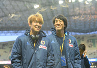 試合前に談笑する宇佐美 貴史（Ｇ大阪）と金崎 夢生（鹿島）【ロシアＷ杯 アジア2次予選 日本vsシリア】