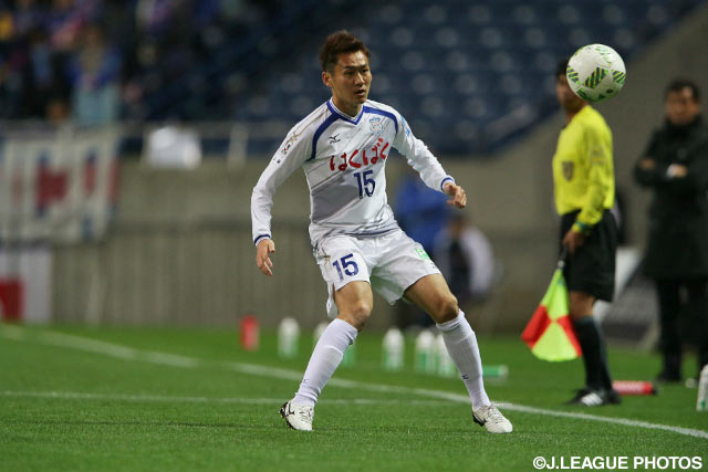 1点を返すきっかけとなるヘディングシュートを放った吉野 峻光（甲府）【明治安田Ｊ１ 1st 第5節 浦和vs甲府】