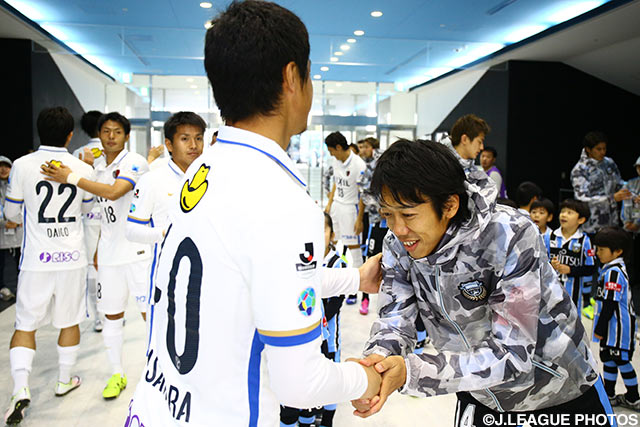 試合前に握手を交わす小笠原　満男（鹿島）と中村　憲剛（川崎Ｆ）【明治安田Ｊ１ 1st 第5節 川崎Ｆvs鹿島】