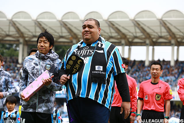 中村　憲剛（川崎Ｆ）と武蔵川親方（元横綱武蔵丸）【明治安田Ｊ１ 1st 第5節 川崎Ｆvs鹿島】