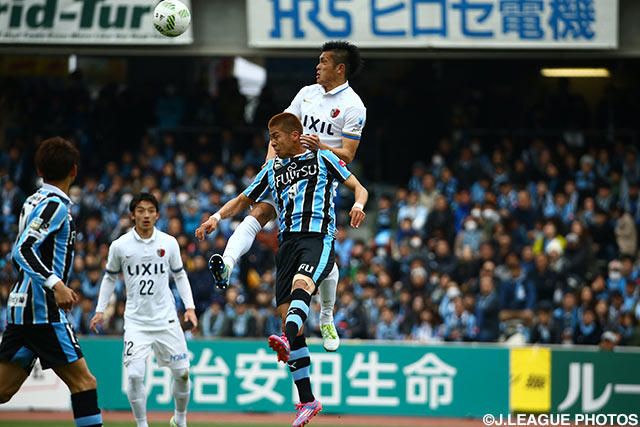 競り合う植田　直通（鹿島）と森本　貴幸（川崎Ｆ）。植田が空中戦の強さを見せつける【明治安田Ｊ１ 1st 第5節 川崎Ｆvs鹿島】
