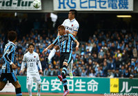 競り合う植田　直通（鹿島）と森本　貴幸（川崎Ｆ）。植田が空中戦の強さを見せつける【明治安田Ｊ１ 1st 第5節 川崎Ｆvs鹿島】