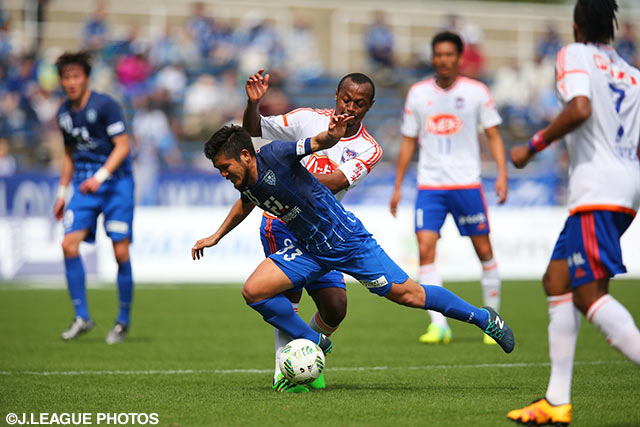 中盤で激しい攻防を繰り広げたレオ シルバ（新潟）と鈴木 惇（福岡）【明治安田Ｊ１ 1st 第5節 福岡vs新潟】