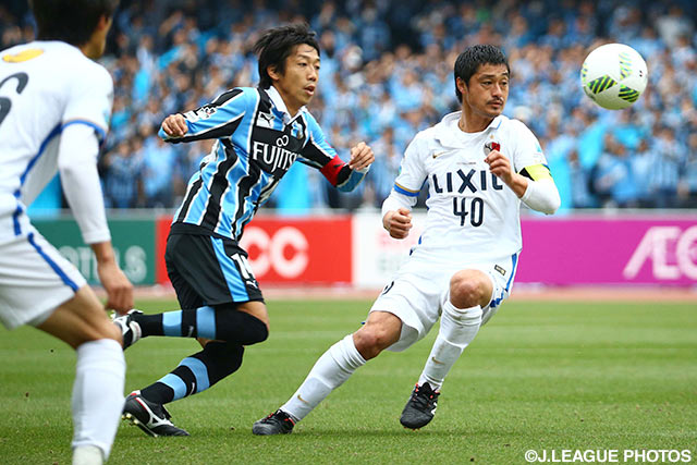 中盤で火花を散らす中村 憲剛（川崎Ｆ）と小笠原 満男（鹿島）【明治安田Ｊ１ 1st 第5節 川崎Ｆvs鹿島】
