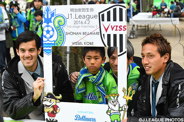 一生の記念になりそうな写真だけど、ちょっと緊張気味？【明治安田Ｊ１ 1st 第5節 湘南vs神戸】