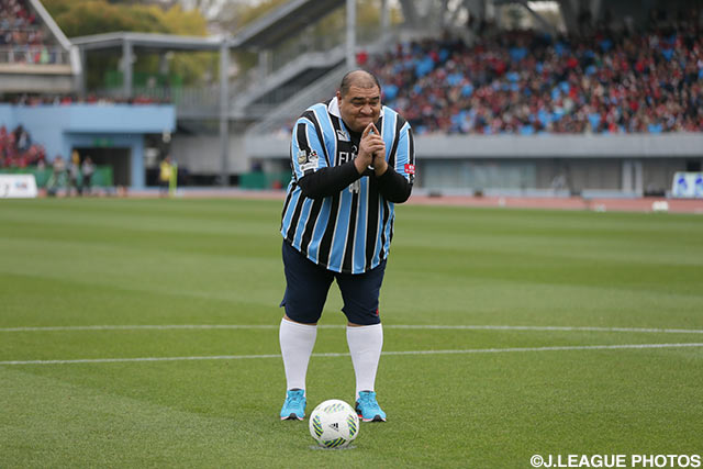 武蔵川親方は五郎丸ならぬ“武蔵丸”ポーズ!?【明治安田Ｊ１ 1st 第5節 川崎Ｆvs鹿島】