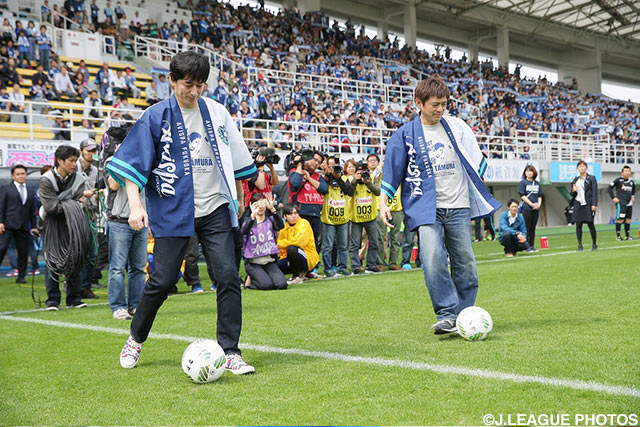 博多華丸・大吉の二人がキックイン！【明治安田Ｊ１ 1st 第5節 福岡vs新潟】