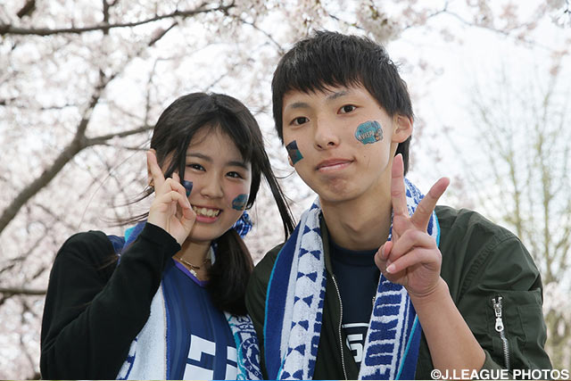 福岡ファンのカップルがピースサイン！【明治安田Ｊ１ 1st 第5節 福岡vs新潟】