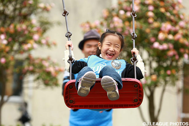 ブランコで弾けるような笑顔をみせる川崎Ｆファンの女の子【明治安田Ｊ１ 1st 第5節 川崎Ｆvs鹿島】