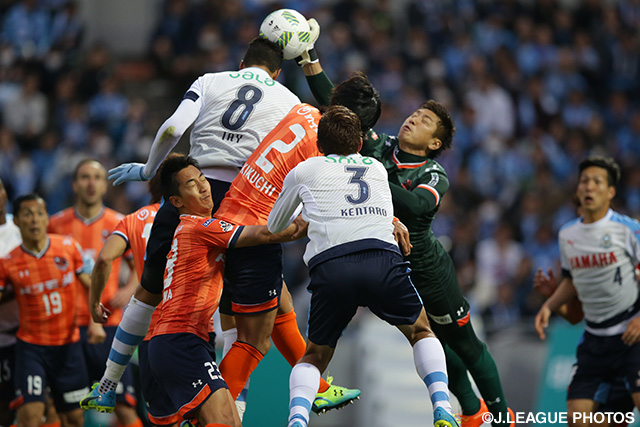 間一髪でジェイのヘッドをクリアする加藤 順大（大宮）【明治安田Ｊ１ 1st 第5節 大宮vs磐田】