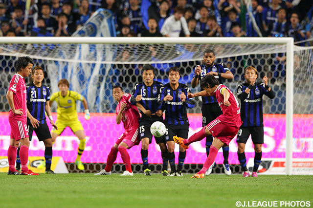 十八番のFKで同点とした中村 俊輔（横浜FM）【明治安田Ｊ１ 1st 第5節 Ｇ大阪vs横浜FM】