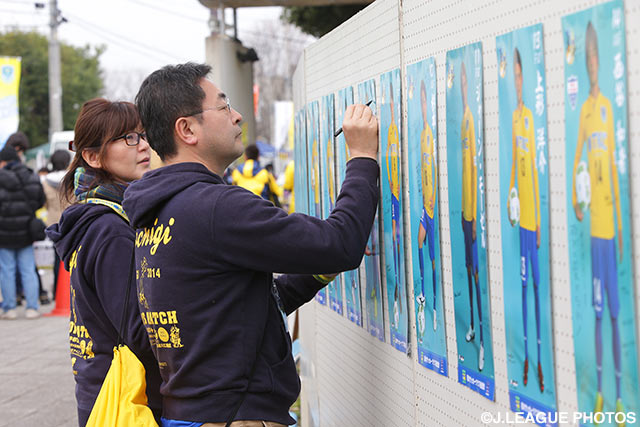 選手へのメッセージを書き込む栃木サポーター【明治安田Ｊ３ 第3節 栃木vs藤枝】