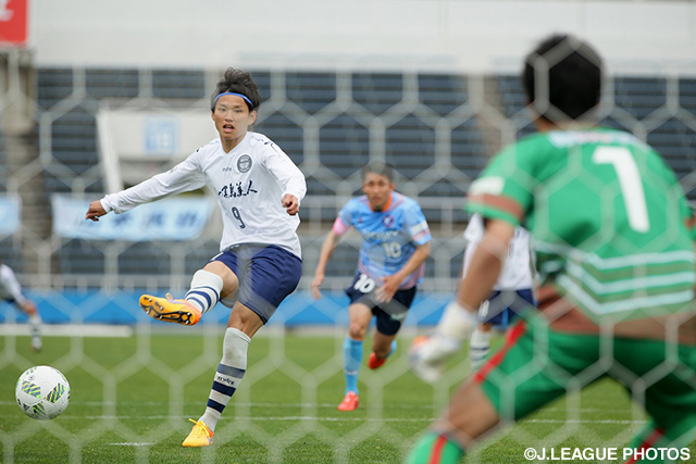 80分にチームにとってＪ参入初得点となるPKを決めた藤本 憲明（鹿児島）【明治安田Ｊ３ 第3節 YS横浜vs鹿児島】