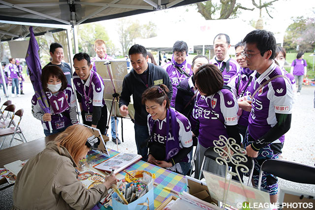 芸術の春!?似顔絵アートにサポーターは興味津々【明治安田Ｊ２ 第6節 京都vs山形】