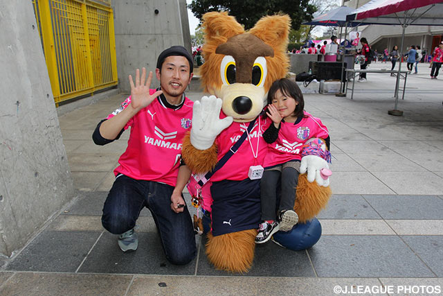 ロビーくんとの撮影にご満悦な女の子【明治安田Ｊ２ 第6節 Ｃ大阪vs千葉】