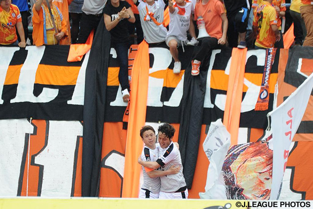 先制ゴールの2分後に再びゴールを決めた大前 元紀（清水）【明治安田Ｊ２ 第6節 熊本vs清水】