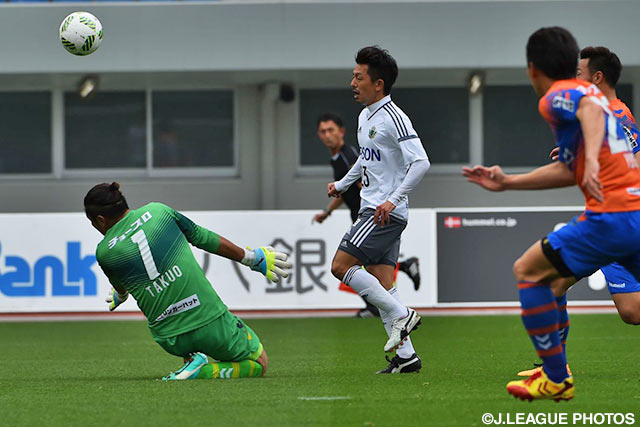 先制点を鮮やかなループシュートで決めた工藤 浩平（松本）【明治安田Ｊ２ 第6節 長崎vs松本】