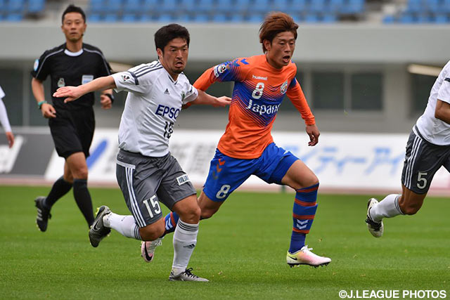 中盤でしのぎを削る宮阪 政樹（松本）と木村 裕（長崎）【明治安田Ｊ２ 第6節 長崎vs松本】