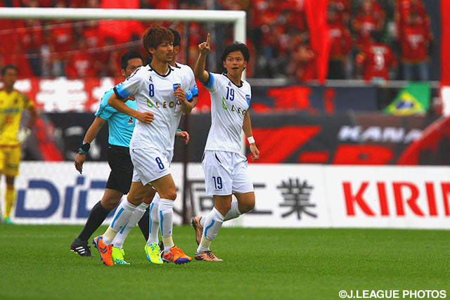 力強いドリブルから華麗な一撃で先制点を決めた小野瀬 康介（横浜FC）【明治安田Ｊ２ 第6節 金沢vs横浜FC】