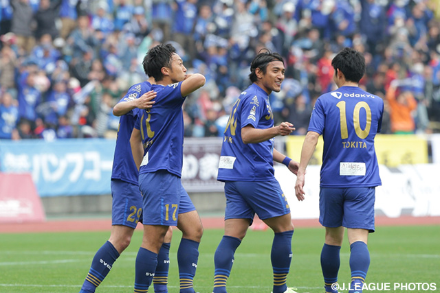 直接FKを決め先制点をもたらした鈴木 崇文（町田 #17）【明治安田Ｊ２ 第6節 町田vs札幌】