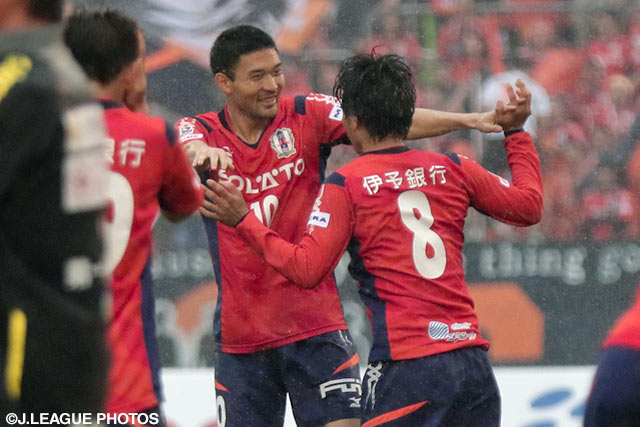 小島 秀仁（#8）の今季初得点で先制した愛媛【明治安田Ｊ２ 第6節 愛媛vs北九州】