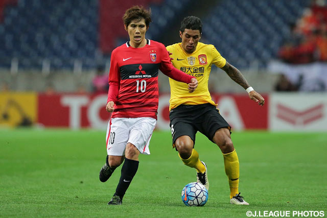 中盤で火花を散らした柏木 陽介（浦和）とパウリーニョ（広州恒大）【ＡＣＬ GS MD4 浦和vs広州恒大】