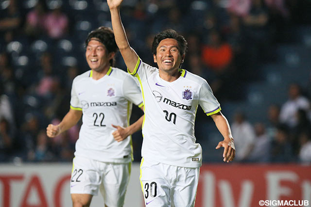 共に交代出場で追加点に絡み、起用に応えた皆川 佑介（広島 #22）と柴﨑 晃誠【ＡＣＬ GS MD4 ブリーラムvs広島】