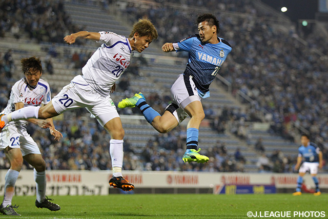 ヘッドでこの日2点目のゴールを狙った松井 大輔（磐田）【ＹＮＣ GS 第3節 磐田vs甲府】