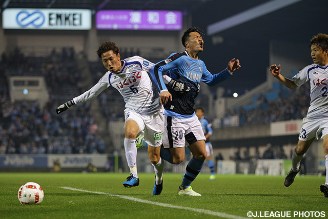 新里 亮（甲府）の厳しいマークに遭う森島 康仁（磐田）【ＹＮＣ GS 第3節 磐田vs甲府】
