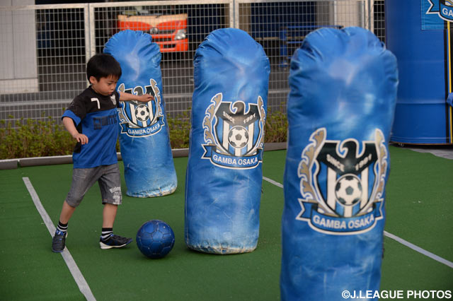 Ｇ大阪サポーターの男の子が華麗なドリブルを披露【ＡＣＬ GS MD4 Ｇ大阪vs上海上港】