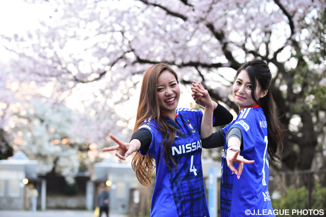 桜の下でポーズをバッチリ決める横浜FMの女子サポーター【ＹＮＣ GS 第3節 横浜FMvs柏】