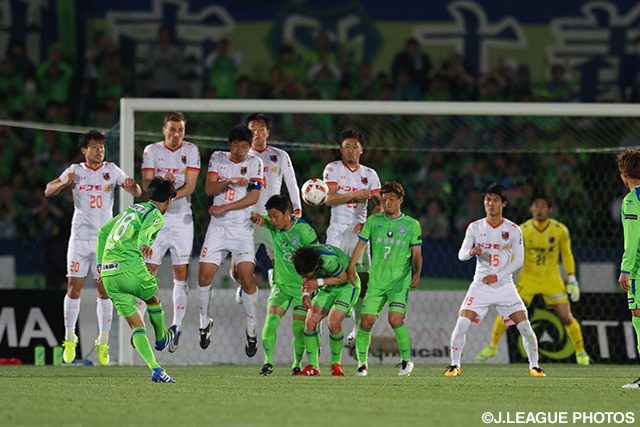 FKでゴールを狙った武田 英二郎（湘南）【ＹＮＣ GS 第3節 湘南vs大宮】