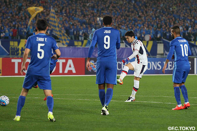CKのこぼれ球をゴール左隅へ決め、先制点を挙げた森重 真人（FC東京）【ＡＣＬ GS MD4 江蘇蘇寧vsFC東京】